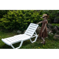Лежак-шезлонг белый с регулируемой спинкой, пластиковый